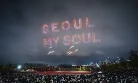 上空に「SEOUL MY SOUL」と描かれたスカイライティング