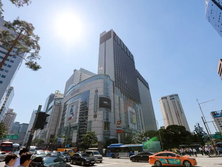 高層ビルが並ぶ晴れた都市の風景