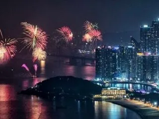 川沿いの都市の夜景と花火