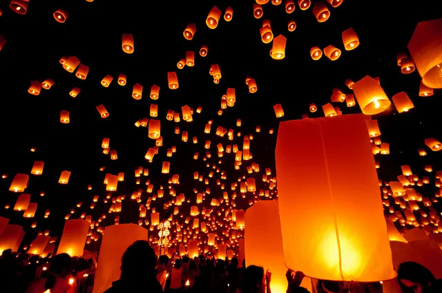 夜空に放たれるスカイランタンの光