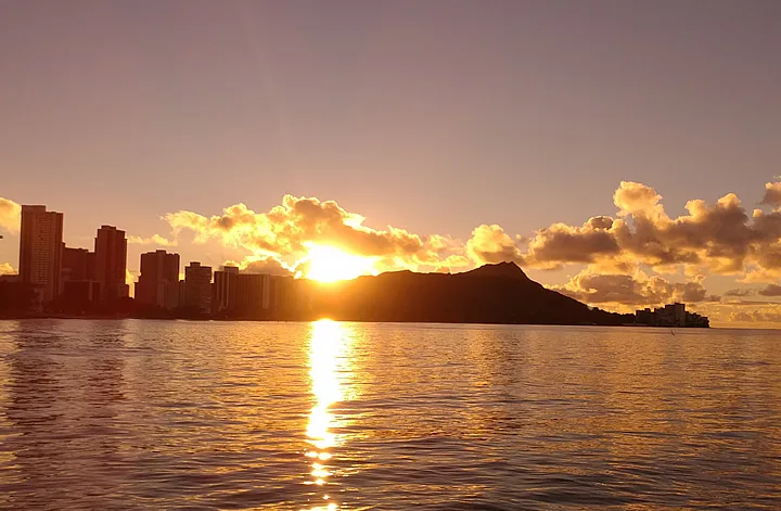 水平線に沈む夕日のイメージ