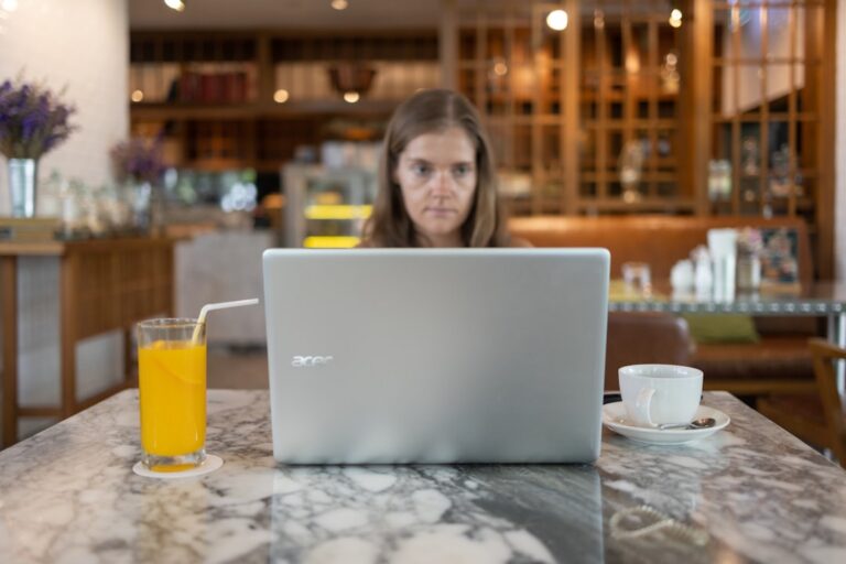 カフェで働く女性