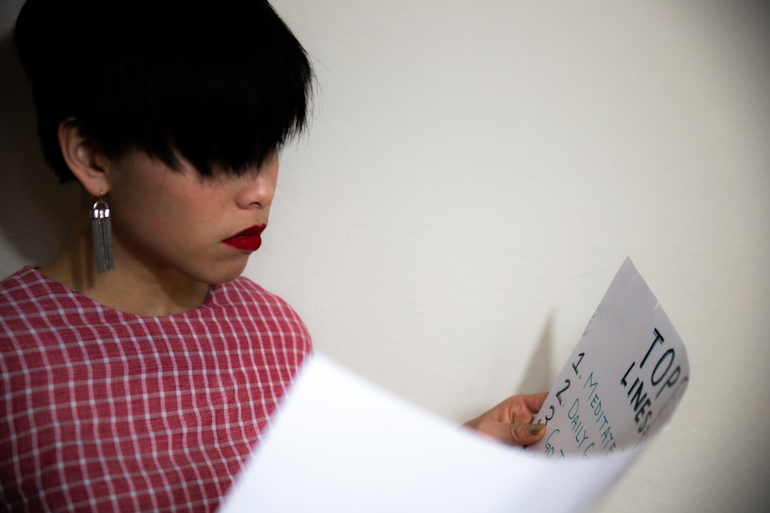 書類を確認する女性